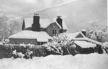 The Old Schoolmaster's House during "The Big Snow" of 1945 (97-055.jpg)